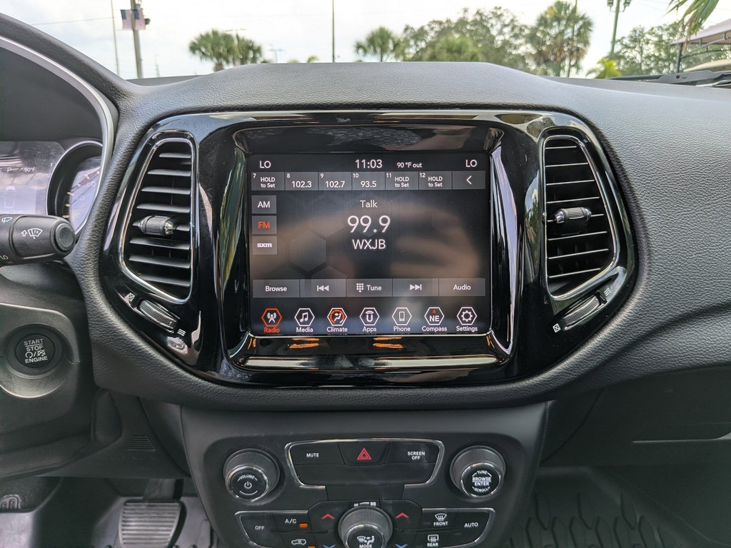 Jeep Compass Vehicle Full-screen Gallery Image 20