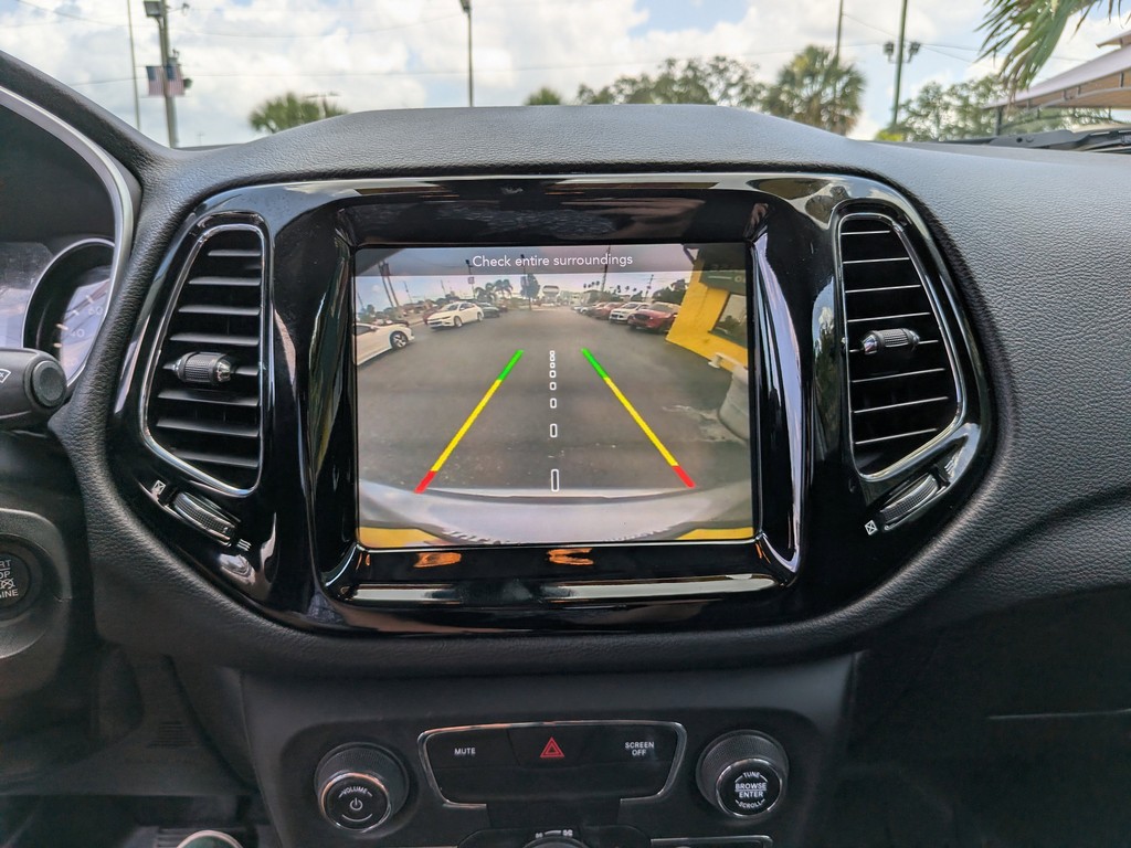 Jeep Compass Vehicle Full-screen Gallery Image 21