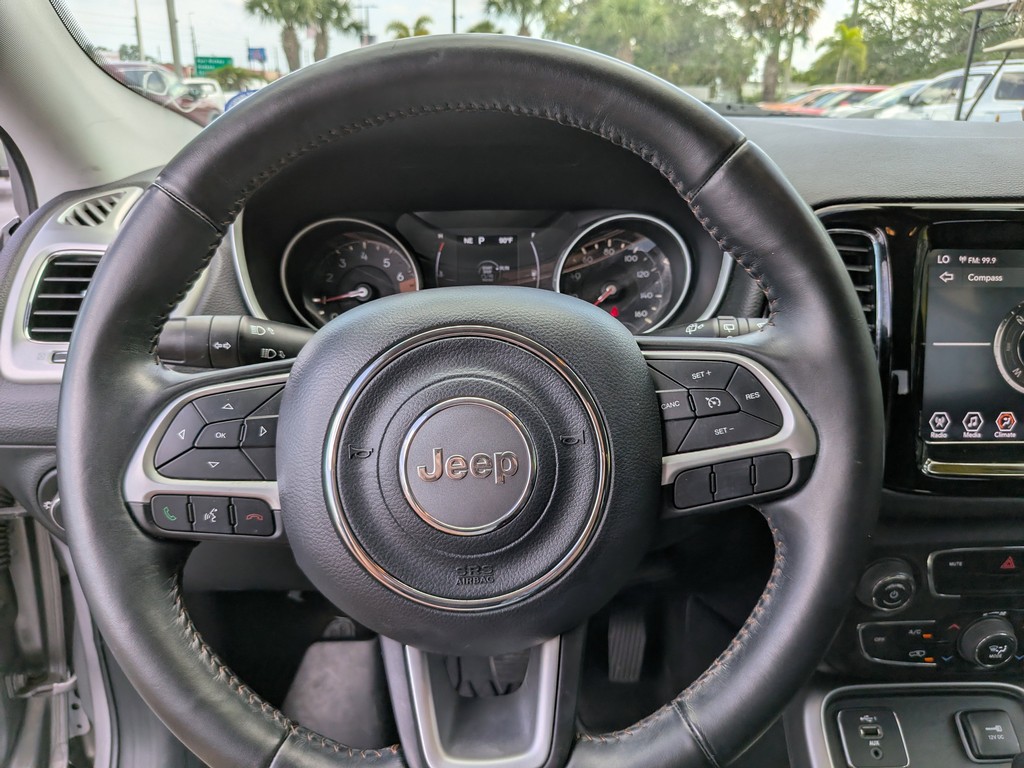Jeep Compass Vehicle Full-screen Gallery Image 25