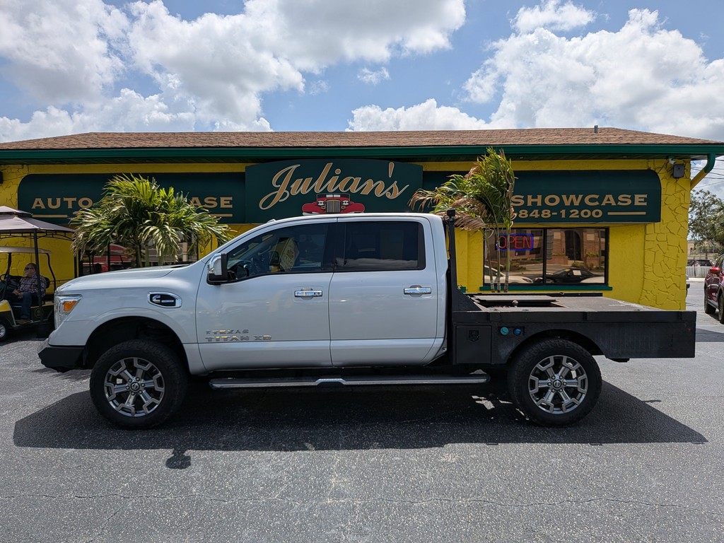 Nissan Titan XD Vehicle Full-screen Gallery Image 02