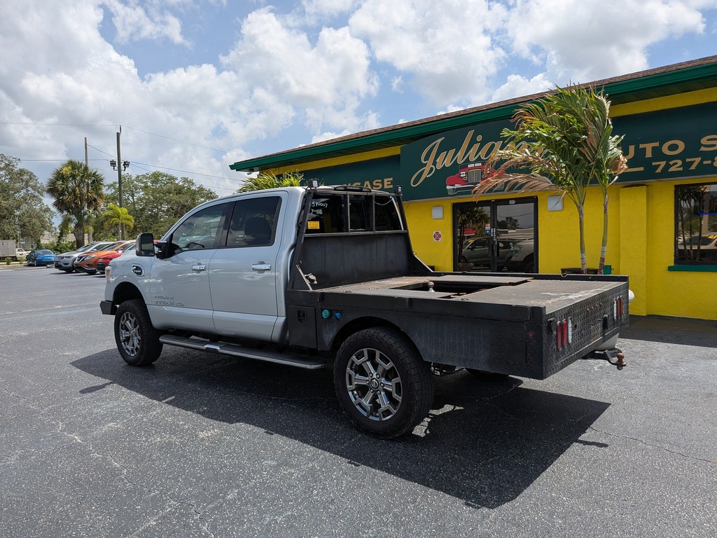 Nissan Titan XD Vehicle Full-screen Gallery Image 03