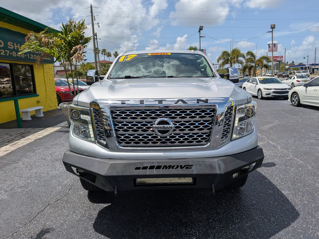 Nissan Titan XD Vehicle Full-screen Gallery Image 05
