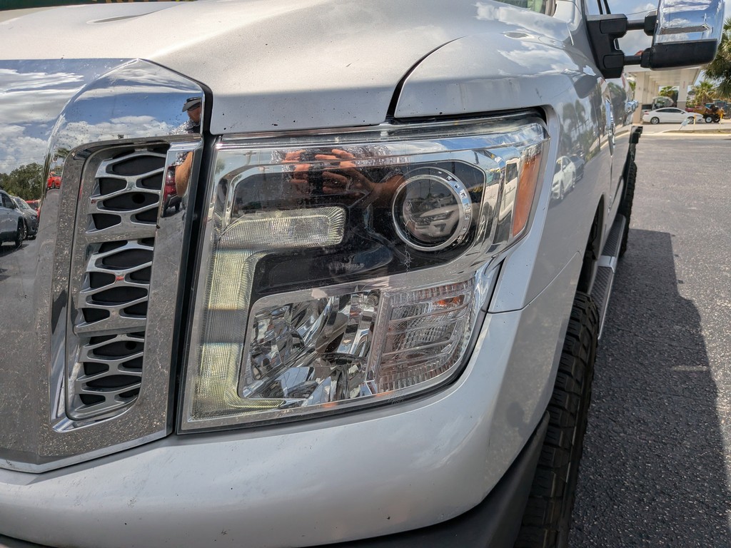 Nissan Titan XD Vehicle Full-screen Gallery Image 06