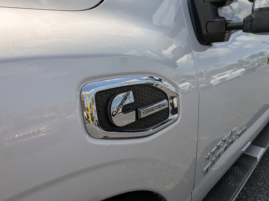 Nissan Titan XD Vehicle Full-screen Gallery Image 07