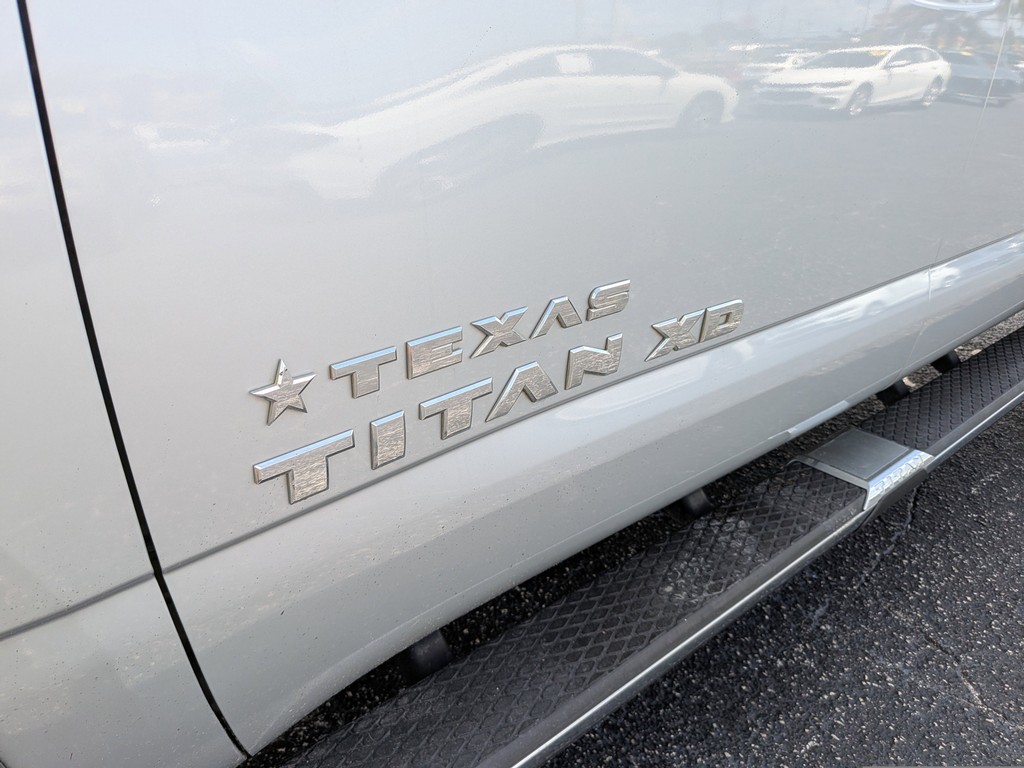 Nissan Titan XD Vehicle Full-screen Gallery Image 08