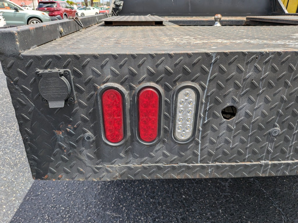 Nissan Titan XD Vehicle Full-screen Gallery Image 09