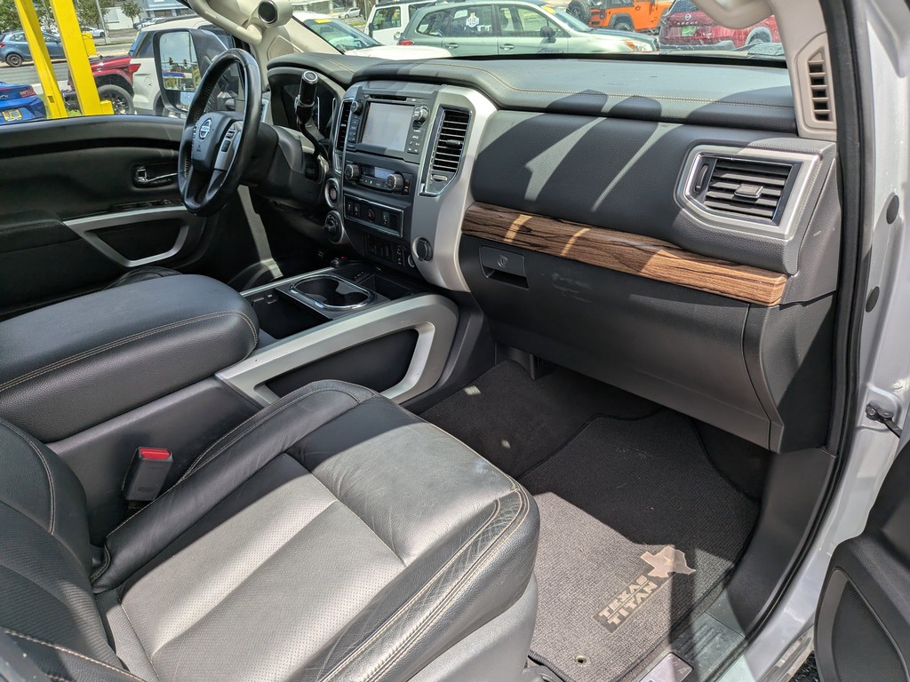 Nissan Titan XD Vehicle Full-screen Gallery Image 10
