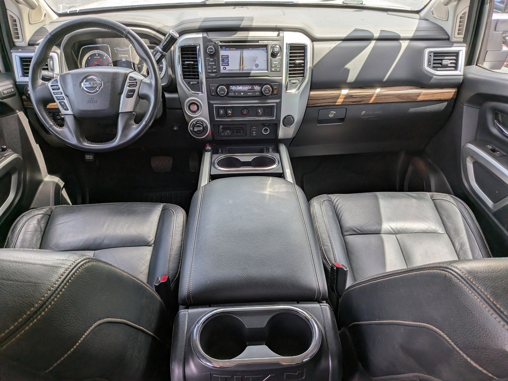 Nissan Titan XD Vehicle Full-screen Gallery Image 11