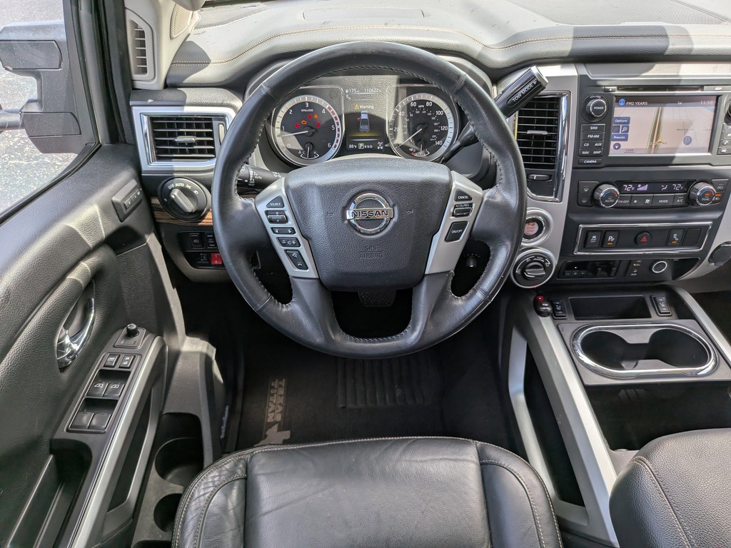 Nissan Titan XD Vehicle Full-screen Gallery Image 12