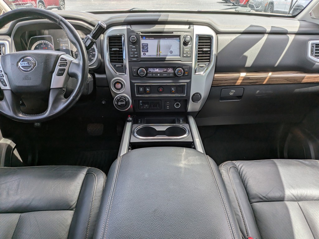 Nissan Titan XD Vehicle Full-screen Gallery Image 13