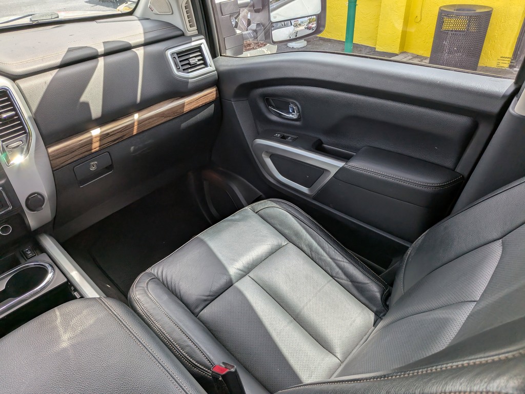 Nissan Titan XD Vehicle Full-screen Gallery Image 14