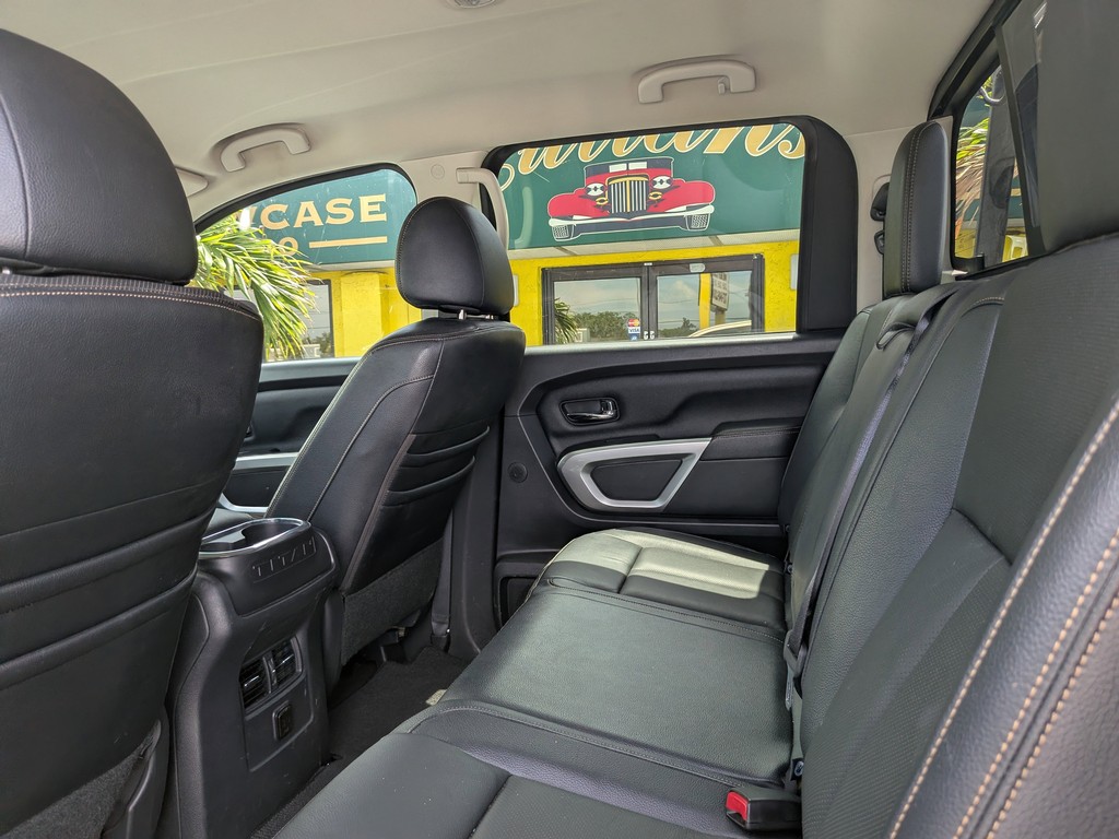 Nissan Titan XD Vehicle Full-screen Gallery Image 15