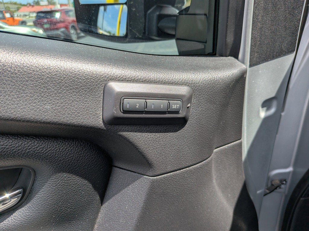 Nissan Titan XD Vehicle Full-screen Gallery Image 17