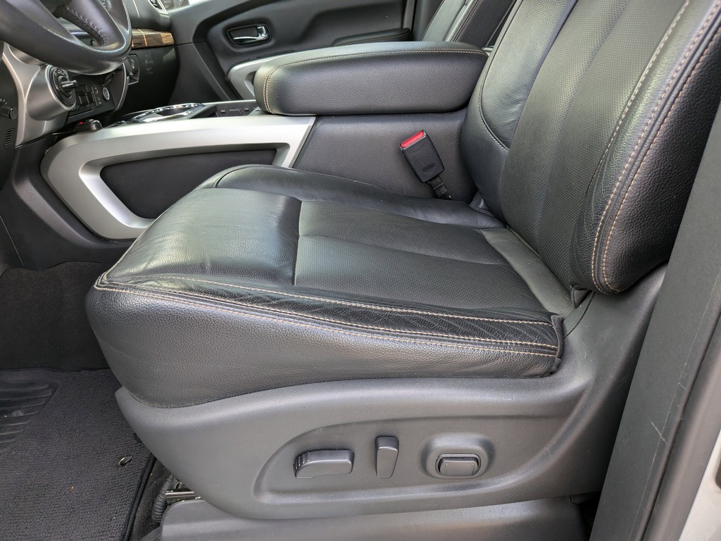 Nissan Titan XD Vehicle Full-screen Gallery Image 19