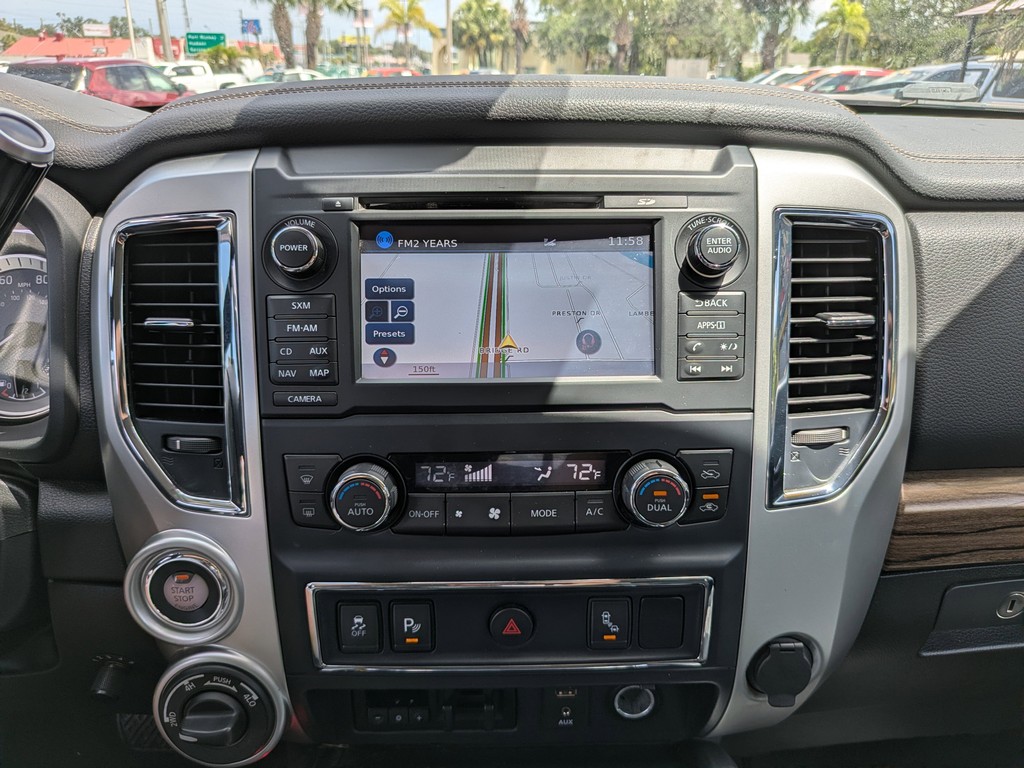 Nissan Titan XD Vehicle Full-screen Gallery Image 21