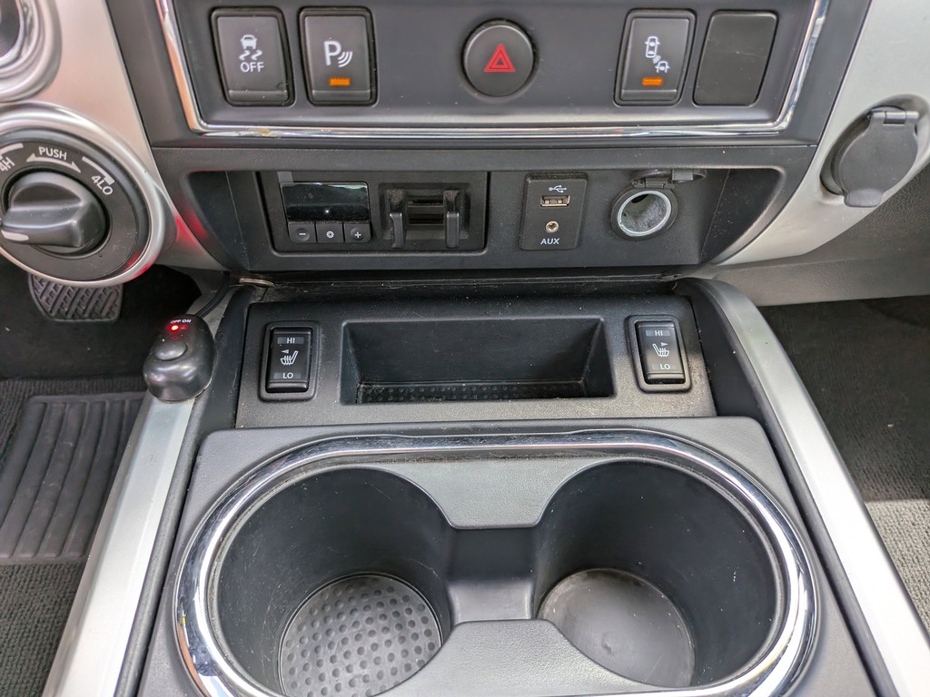 Nissan Titan XD Vehicle Full-screen Gallery Image 25