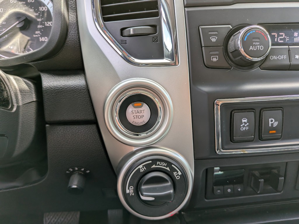 Nissan Titan XD Vehicle Full-screen Gallery Image 26