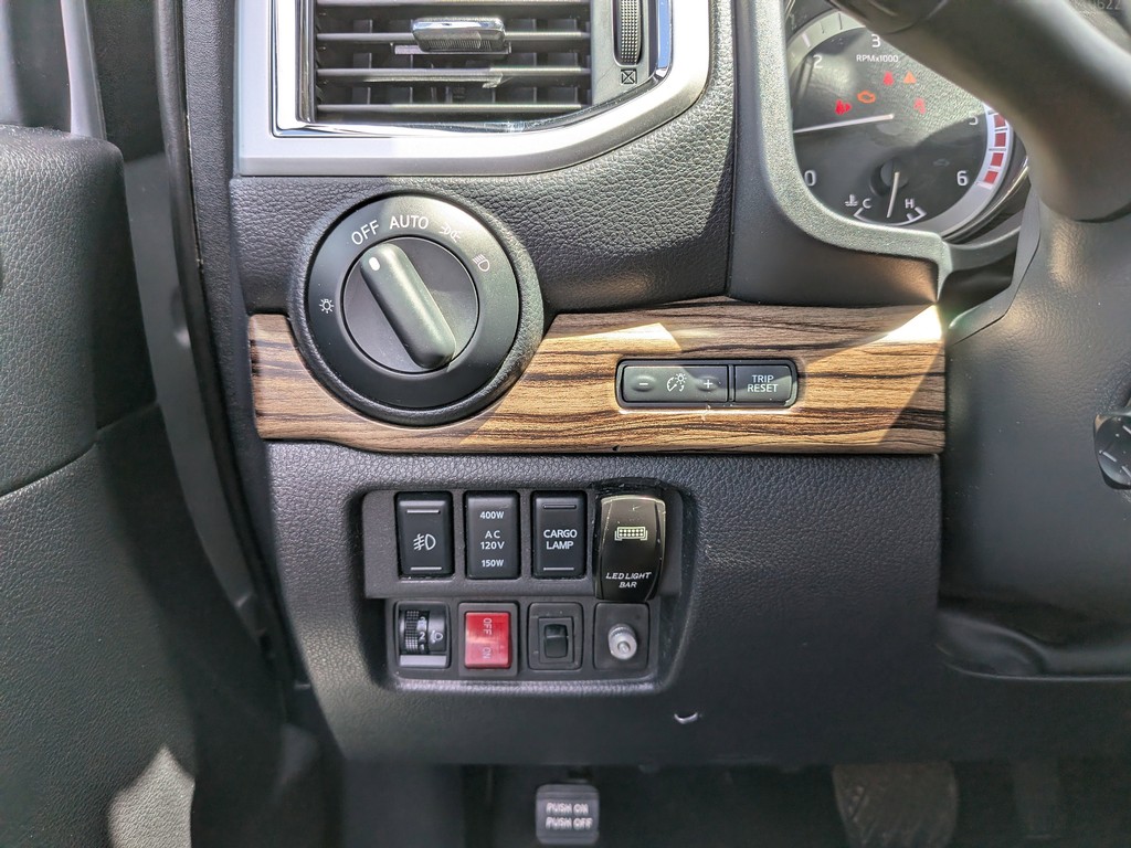 Nissan Titan XD Vehicle Full-screen Gallery Image 27