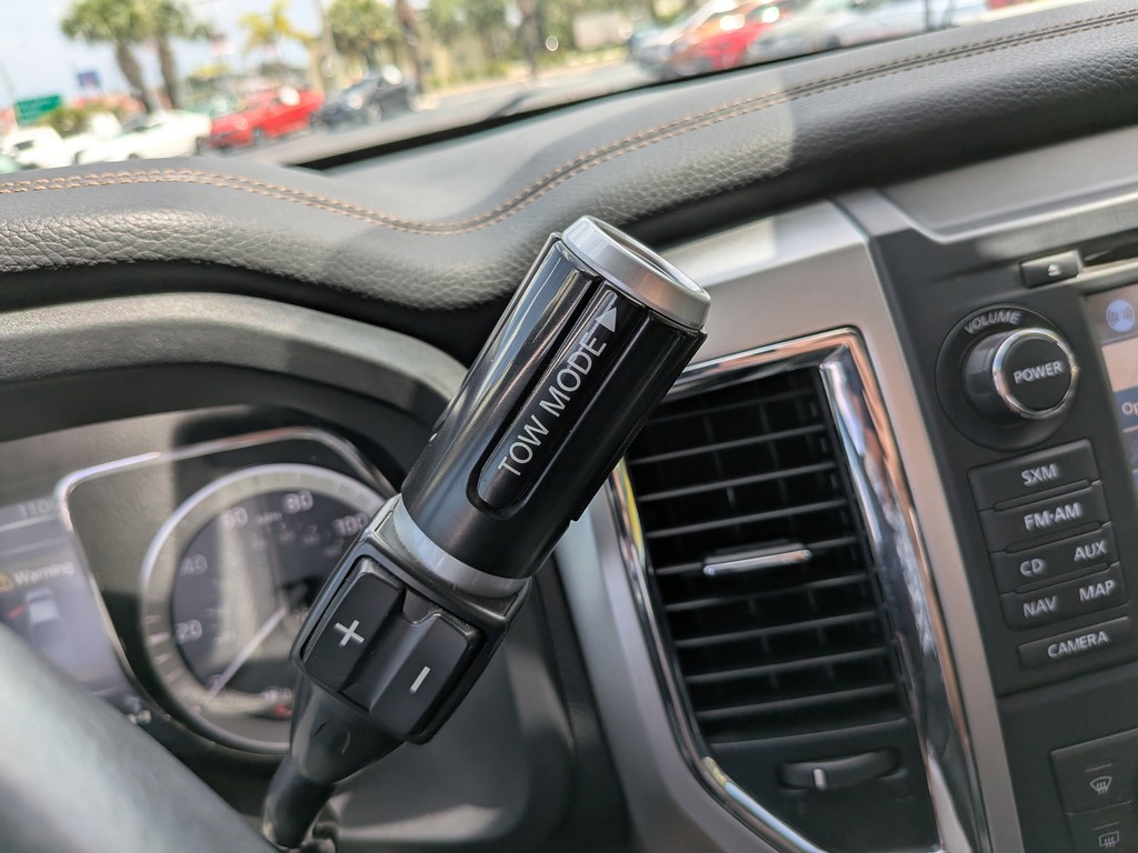 Nissan Titan XD Vehicle Full-screen Gallery Image 31