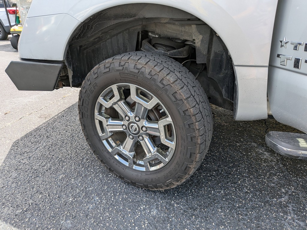 Nissan Titan XD Vehicle Full-screen Gallery Image 32