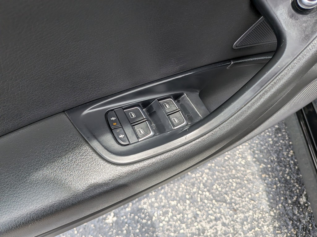Audi A6 Vehicle Full-screen Gallery Image 19