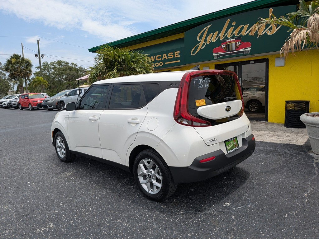 Kia Soul Vehicle Full-screen Gallery Image 03