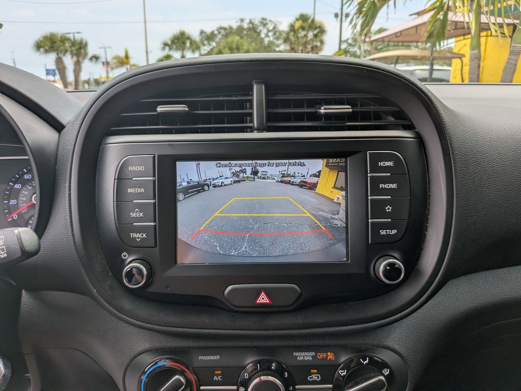 Kia Soul Vehicle Full-screen Gallery Image 21