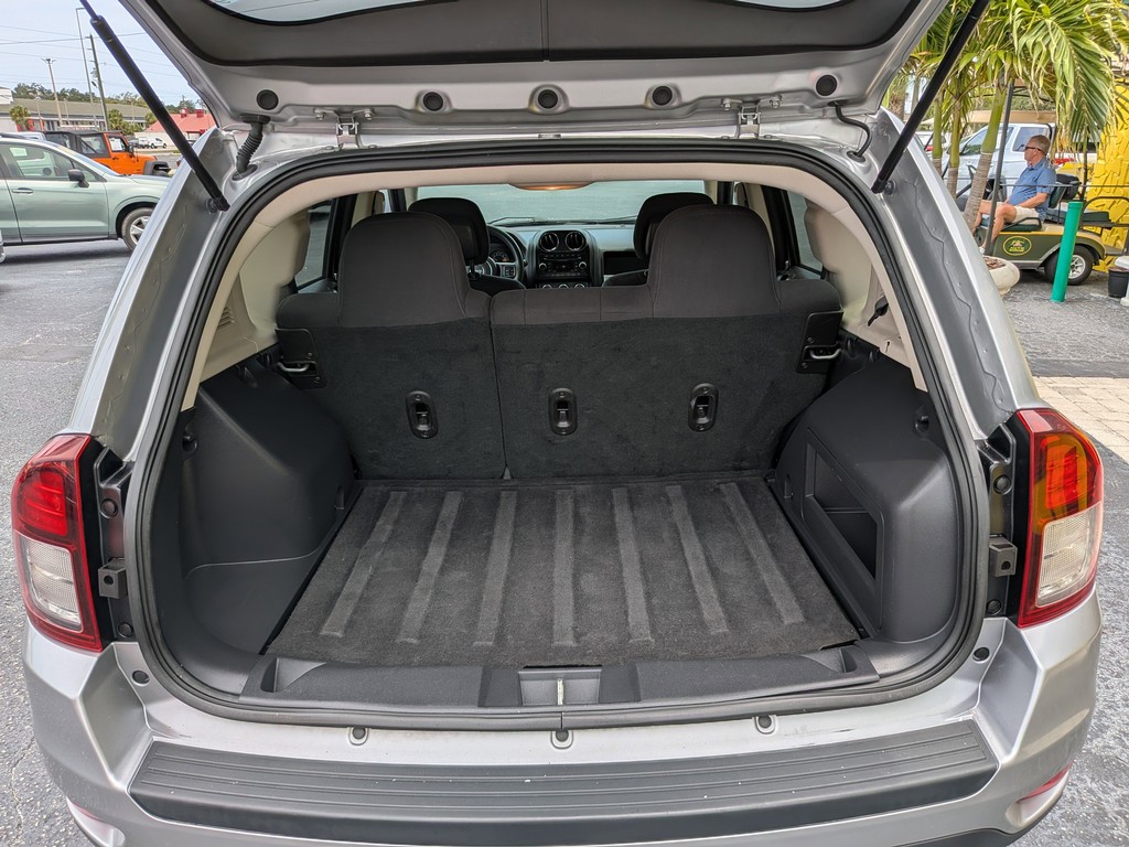 Jeep Compass Vehicle Full-screen Gallery Image 09