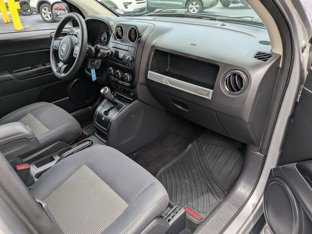 Jeep Compass Vehicle Full-screen Gallery Image 10
