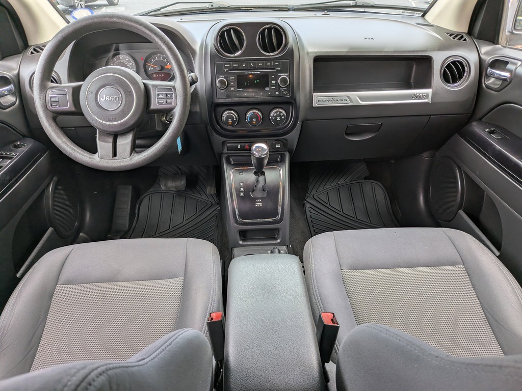 Jeep Compass Vehicle Full-screen Gallery Image 11