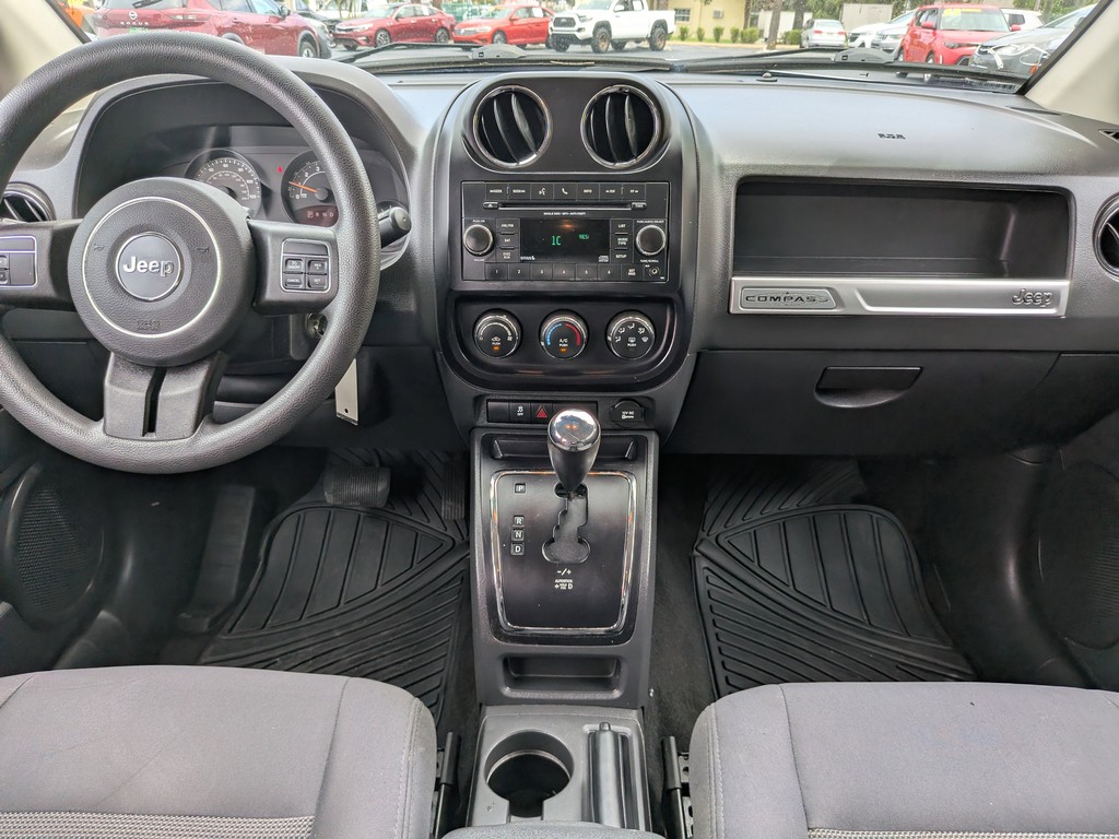 Jeep Compass Vehicle Full-screen Gallery Image 13