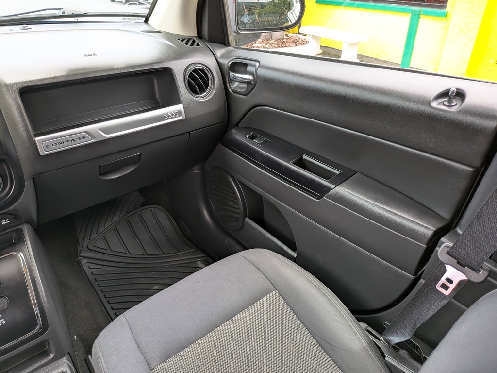 Jeep Compass Vehicle Full-screen Gallery Image 14