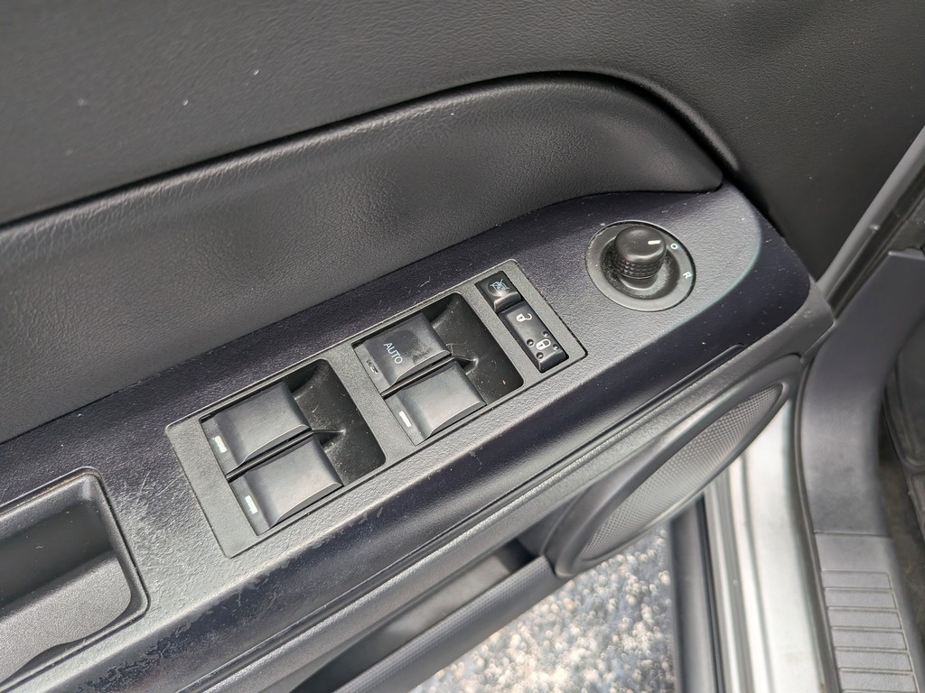 Jeep Compass Vehicle Full-screen Gallery Image 16