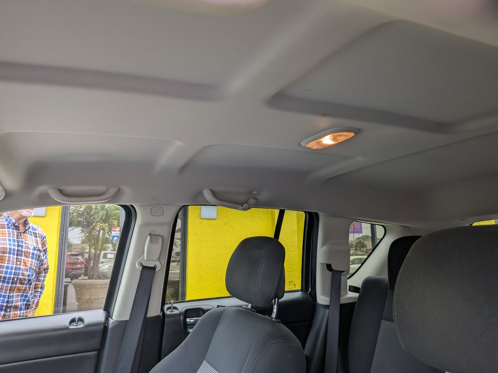 Jeep Compass Vehicle Full-screen Gallery Image 18