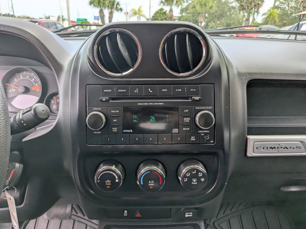 Jeep Compass Vehicle Full-screen Gallery Image 19