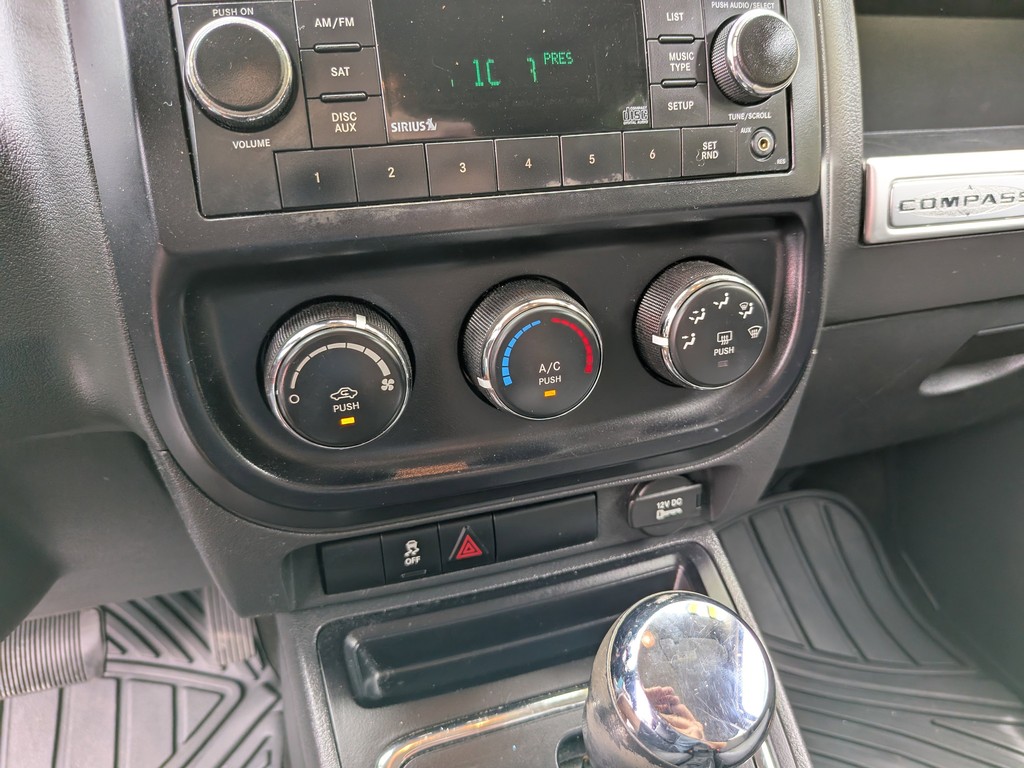 Jeep Compass Vehicle Full-screen Gallery Image 21