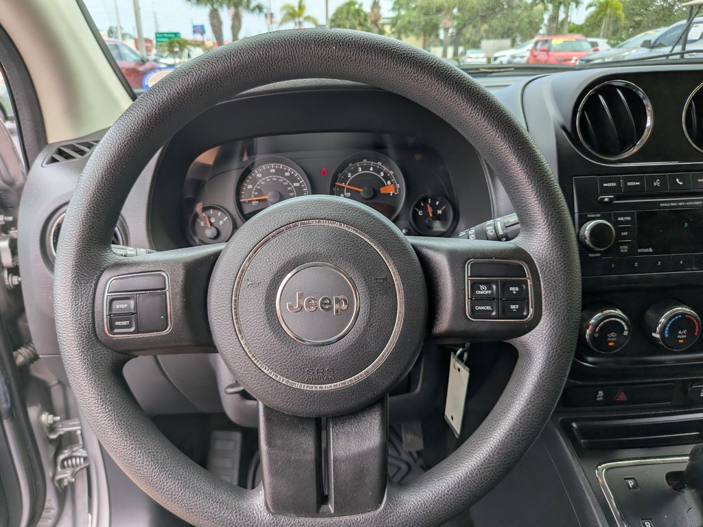 Jeep Compass Vehicle Full-screen Gallery Image 23