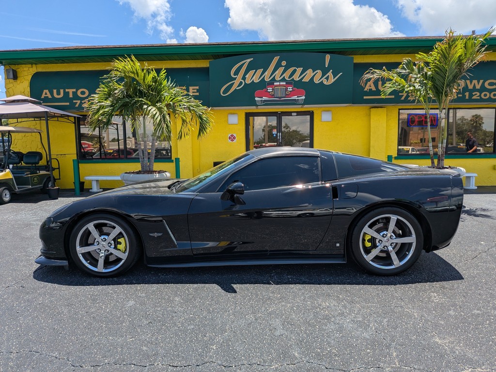 Chevrolet Corvette Vehicle Full-screen Gallery Image 03