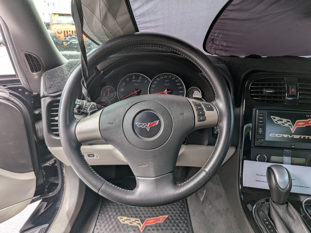 Chevrolet Corvette Vehicle Full-screen Gallery Image 09