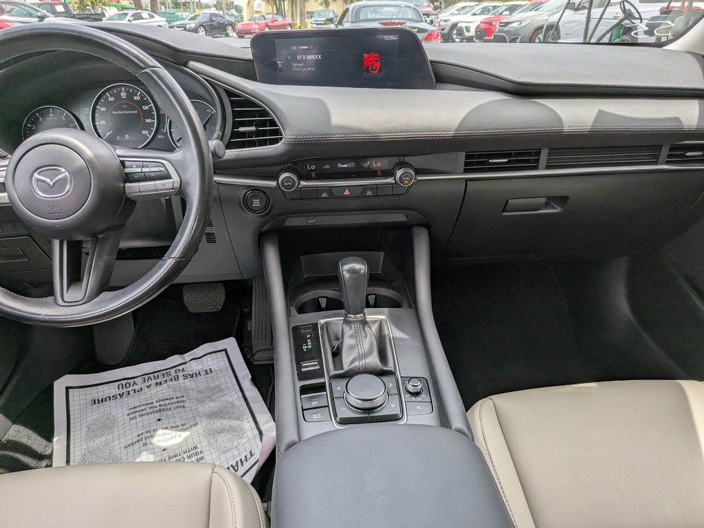 Mazda Mazda3 Sedan Vehicle Full-screen Gallery Image 11