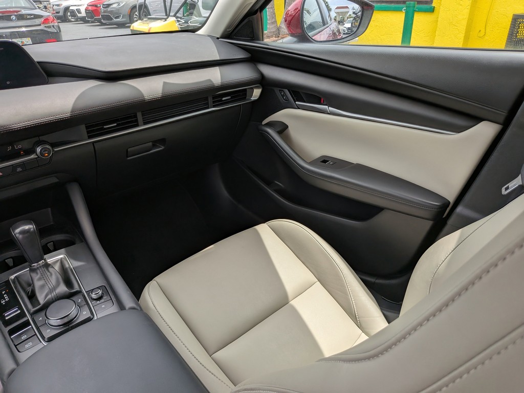 Mazda Mazda3 Sedan Vehicle Full-screen Gallery Image 12