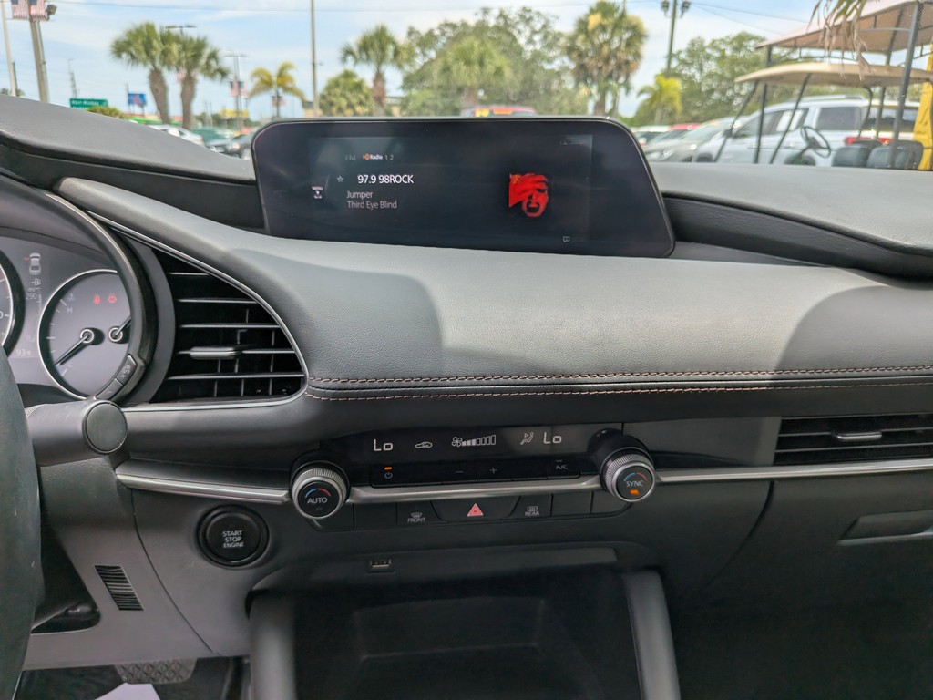 Mazda Mazda3 Sedan Vehicle Full-screen Gallery Image 17