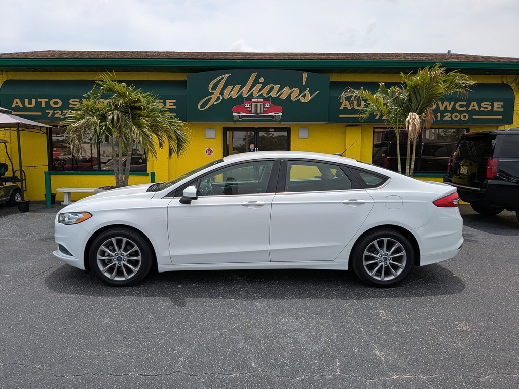 Ford Fusion Vehicle Full-screen Gallery Image 02