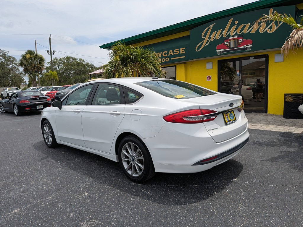 Ford Fusion Vehicle Full-screen Gallery Image 03