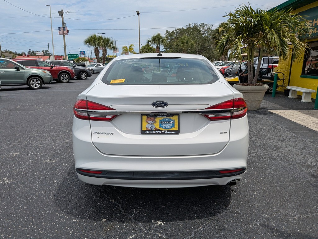 Ford Fusion Vehicle Full-screen Gallery Image 04