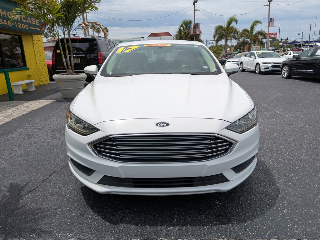 Ford Fusion Vehicle Full-screen Gallery Image 05