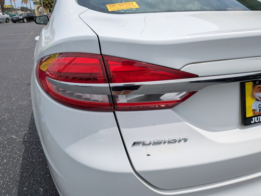 Ford Fusion Vehicle Full-screen Gallery Image 07