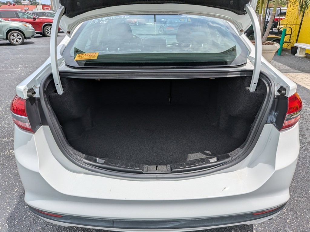 Ford Fusion Vehicle Full-screen Gallery Image 10