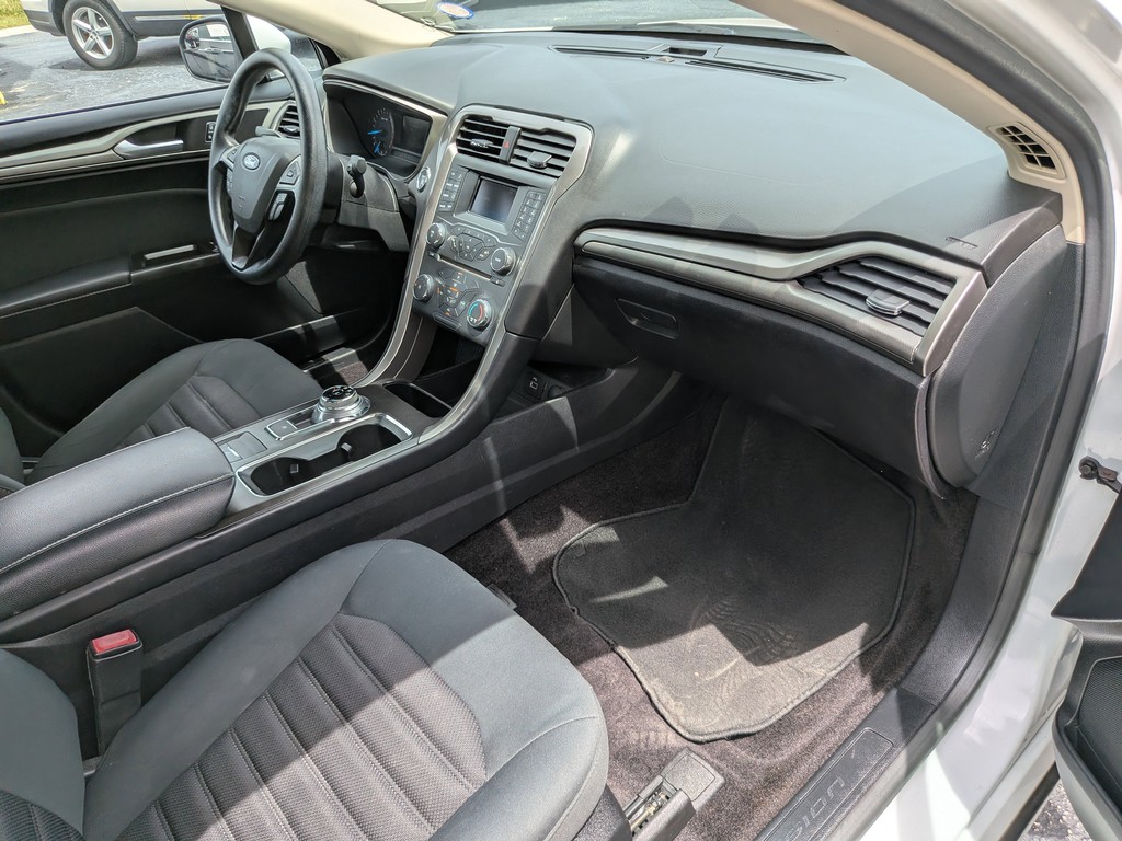Ford Fusion Vehicle Full-screen Gallery Image 11