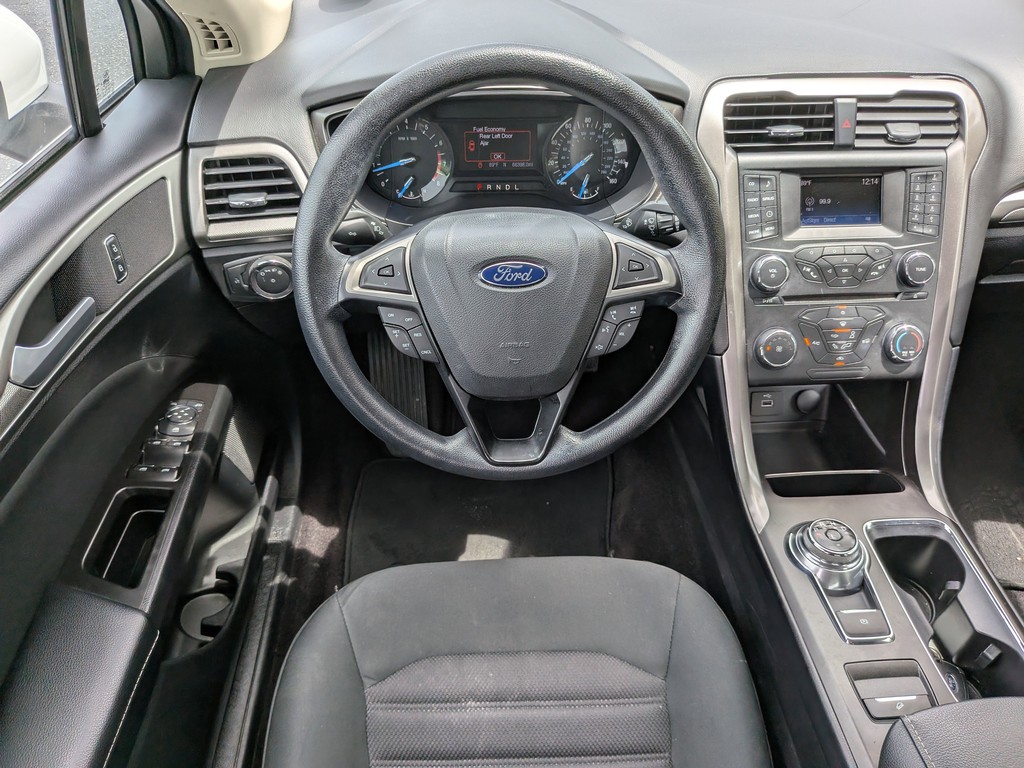 Ford Fusion Vehicle Full-screen Gallery Image 13
